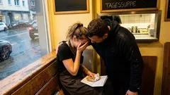 Kurzgeschichte: Der Stammgast bat um Lenas Tisch – danach war der Laden wie eingefroren