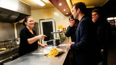 Kurzgeschichte: An der Kasse stellte er mir eine Frage, die alle verstummen liess