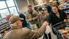 Kurzgeschichte: An der Expresskasse sagte ein Fremder etwas, das niemand kommen sah