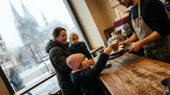 Kurzgeschichte: In der Caféschlange passierte etwas, das den ganzen Laden verstummen liess