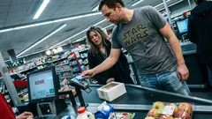 Kurzgeschichte: An der Kasse fiel ein Satz, und plötzlich wurde es ganz still