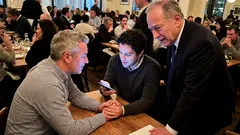 Kurzgeschichte: Am Ecktisch fiel ein Name – und plötzlich hielt niemand mehr seine Hand