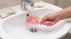 Wie oft sollte ich meinen Kamm waschen? Lassen Sie ihn nicht zu einem Nährboden für Bakterien und Pilze werden