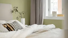 Warum das Bett nicht mit dem Kopfteil zum Fenster gestellt werden sollte: nicht nur Zugluft, sondern auch eine Verletzung des Sicherheitsgefühls