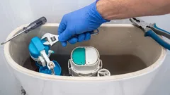 Undichte Toilettenschüssel nach dem Spülen mit Wasser. Drei Lösungen zur Behebung dieser ständigen Leckage