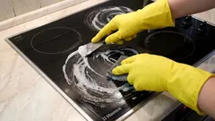 Wie und was man ein Glaskeramik-Elektrokochfeld von Ruß befreit. Sehen Sie sich diese hausgemachten Reinigungstipps an