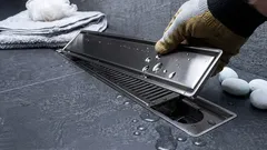 Reinigung des Duschabflusses mit den eigenen Händen in wenigen Schritten